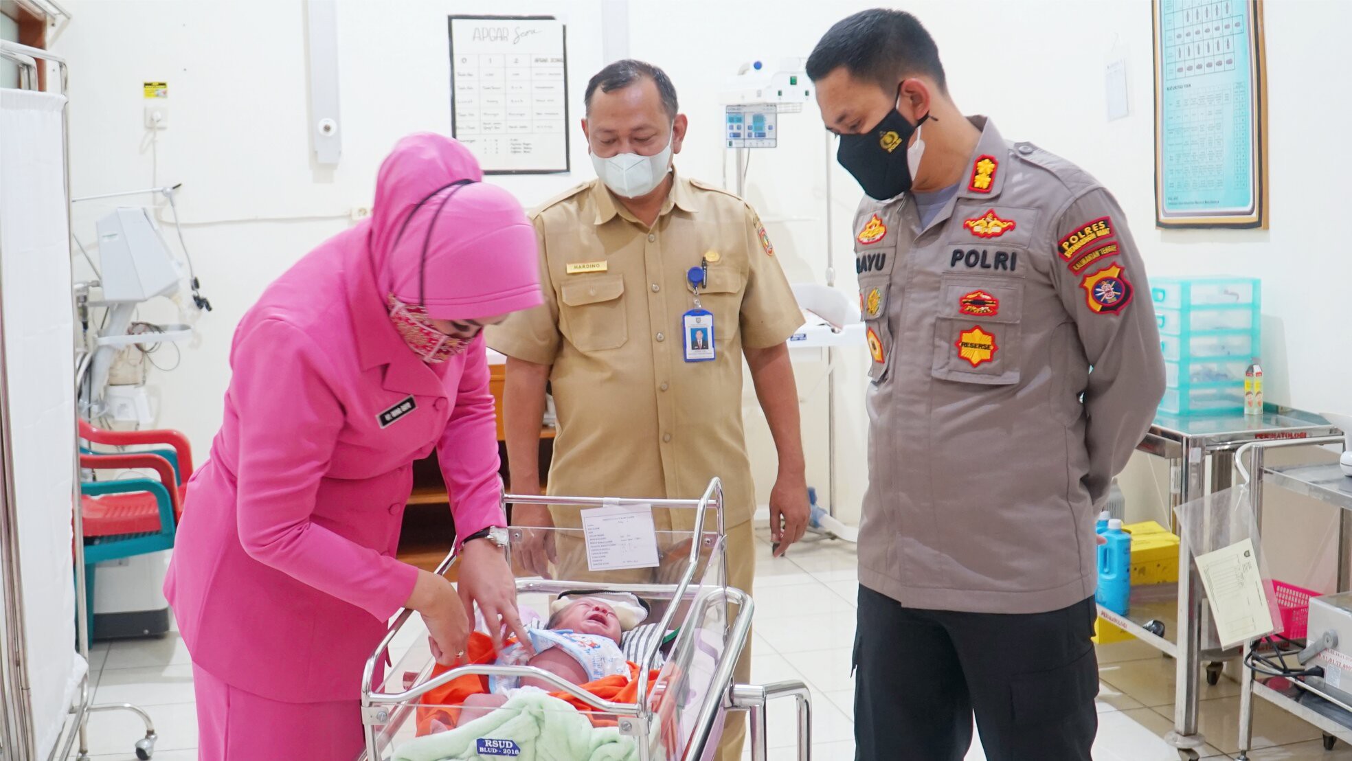 >Bayi Laki-laki di temukan depan rumah warga, Kapolres Kobar jenguk Keadaan bayi di RSUD Sultan Imanuddin Pangkalan Bun.