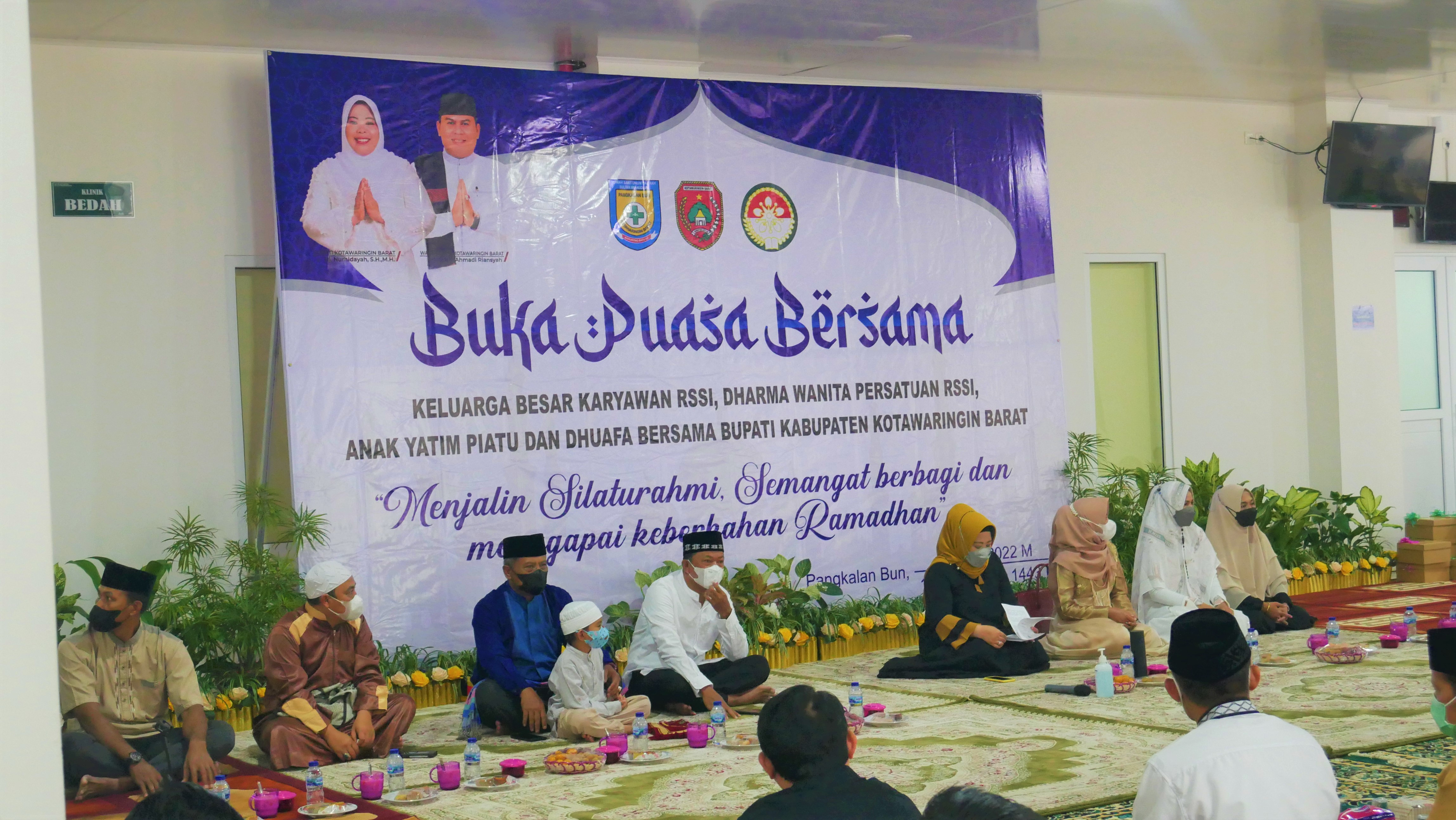 >RSUD Sultan Imanuddin Pangkalan Bun menggelar acara Buka Puasa Bersama Keluarga Besar Karyawan RSSI, Dharma Wanita Persatuan RSSI, Anak Yatim Piatu dan Dhuafa bersama Bupati Kotawaringin Barat yang bertempat di Gedung Poliklinik RSUD Sultan Imanuddin Pang